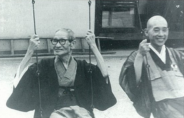 親交の厚い川村驥山翁と円福寺庭にて遊ぶ 昭和37年~38年頃