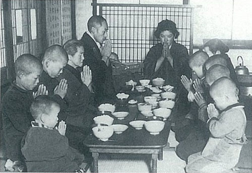 創設の頃 合掌「いただきます」