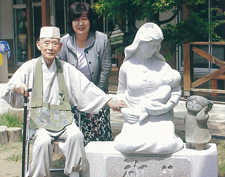 理事長退任記念 母子像建立 悠起子園長と 平成20年8月 98歳
