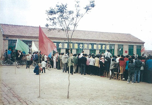 新築になった「円福希望小学校」の前で