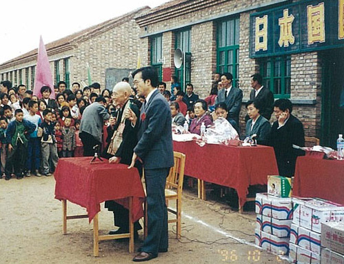 引渡式で生徒を前に挨拶をするおっしゃん