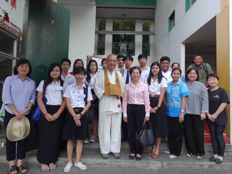 円福友の会支援奨学生たちと　私の右隣はプラティープさんです。