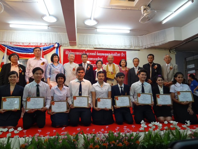 表彰状を掲げた模範的青年の皆さまと