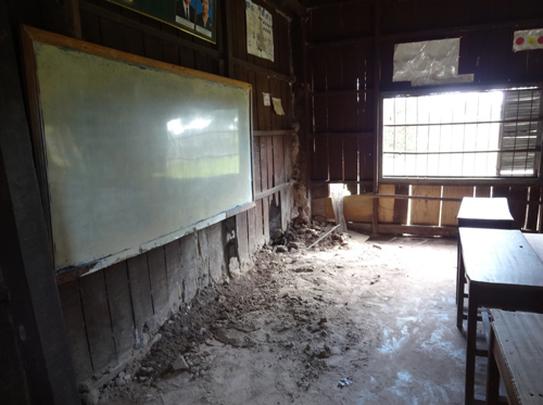 昨年のものです。床にある白い土のような塊は、白アリの巣でした。板壁に穴が開いています。