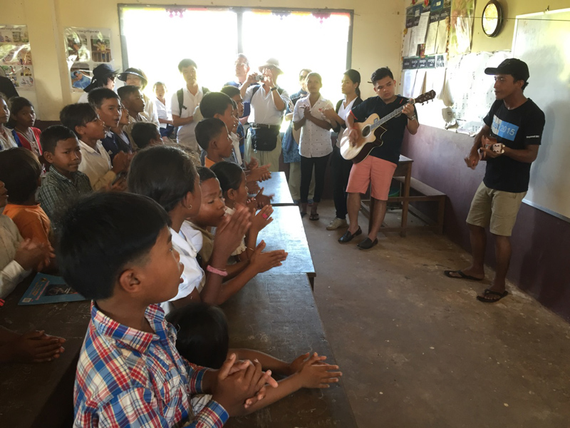 今年の訪問時には、大きな歌声が教室いっぱいに響きました。