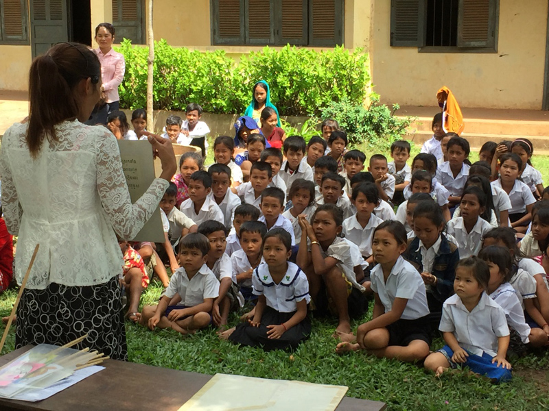 今年のタプル校訪問時のステラさんの読み聞かせ。子ども達の食い入るようなまなざしに引かれます。