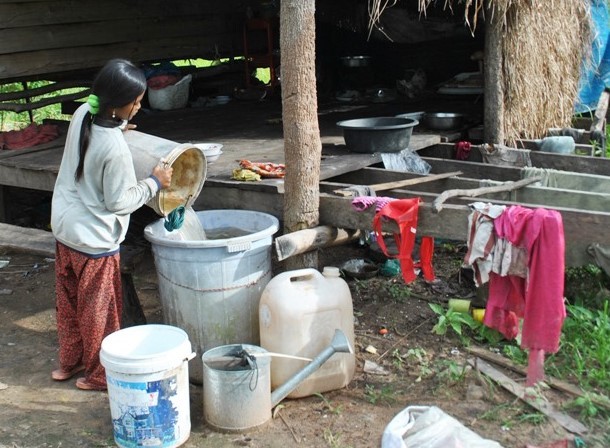 ② 濁った沼の水を家の瓶に貯めます