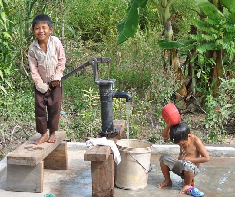 ⑥ 小学校に寄贈された井戸