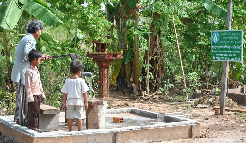 ⑧ ホンノルさん家族と祠と円福ロゴ看板