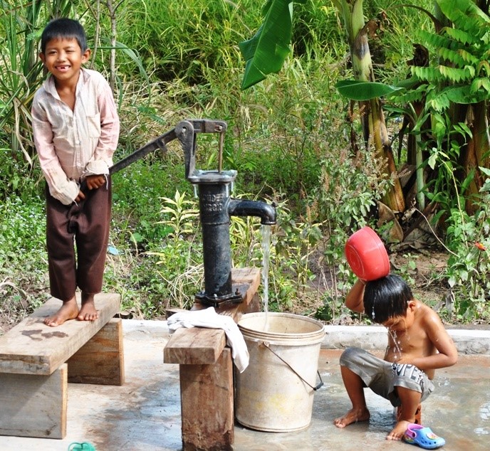 円福井戸で兄弟水浴び