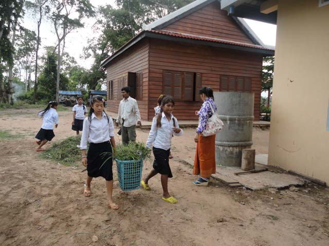 校庭を清掃する児童