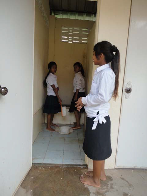 便所清掃の児童