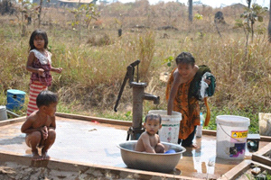 家族そろって洗濯と水浴び