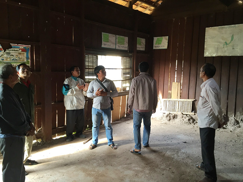 写真の中央がキムさん、その左がおじさん（施工業者）おじさんの左が村長さん、他学校関係者である。