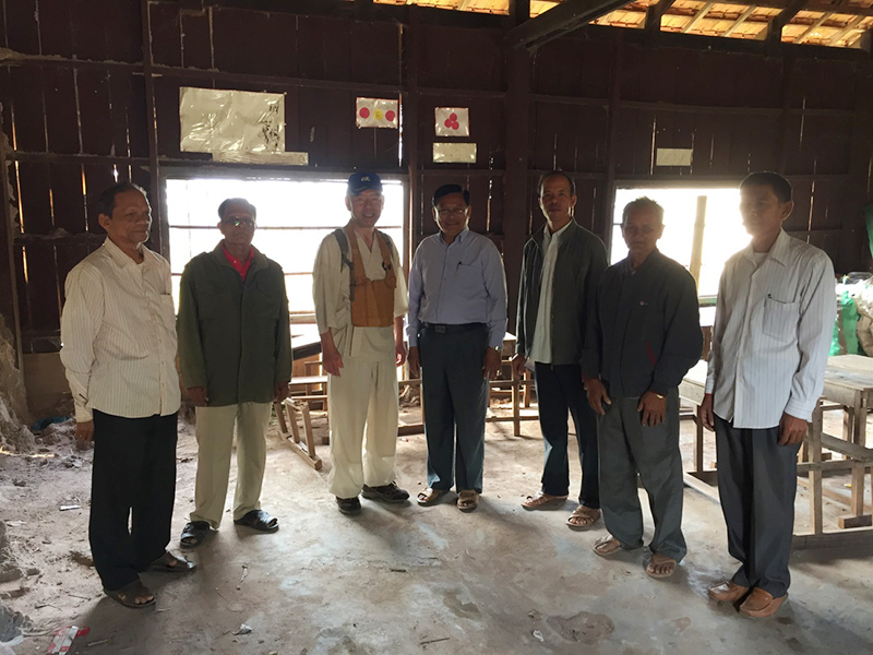 私の左が村長さん、右が区長さんMr.Khiev Rithyphoin、その右が校長先生Mr. Sok Simet、他は教育委員である。