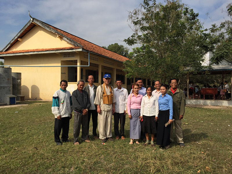 前列右側の三人の女性が、プレイクチェイ小学校で学び先生になって戻った人たちです。