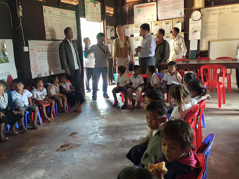 校舎の左端の教室。まだ使える。幼稚園兼職員室として使っていた。入り口の足元に、屋根補修用の瓦が積んであった。