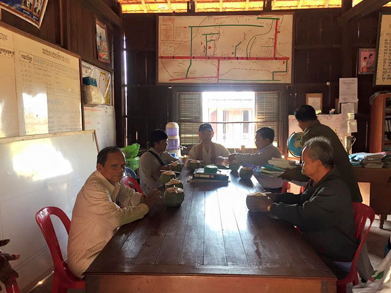 会議の様子。この写真はMr.Khiev Rithyphoin区長さんのフェイスブックから使わせていただいた。