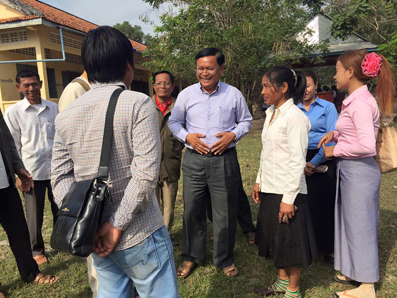 真ん中が区長さん。区長さんの右側はプレイクチェイ小学校で学んで先生になった戻ってくれた方々
