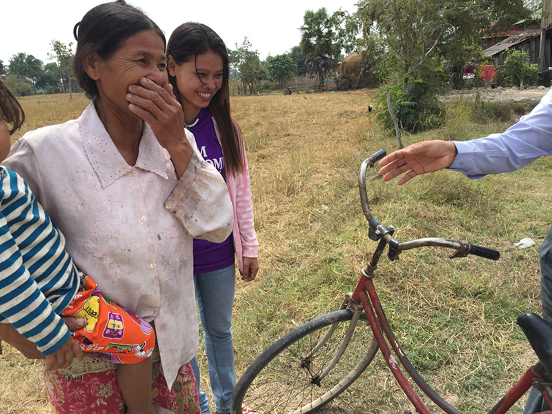 池の水を汲みに来た家族　自転車にブレーキはありません。