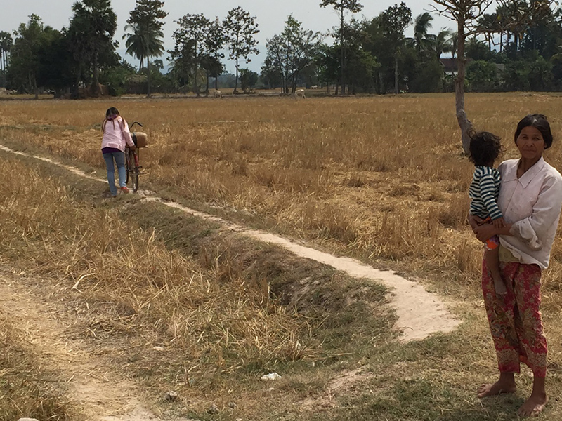 水を積んで畦道を帰る。