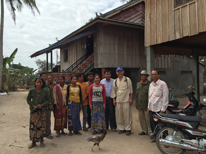 一本目の井戸寄贈家族　「オークン」と合掌して何度もお礼を言ってくれた。