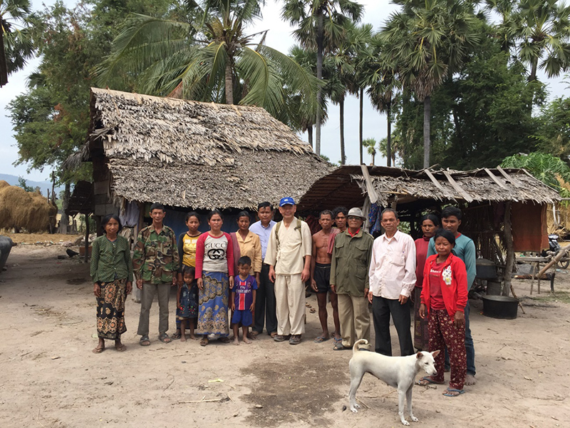 二本目の井戸寄贈家族と。区長さんはいつも私の隣にいてくれた。