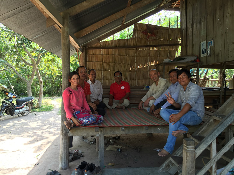 一番左が校長先生の奥様、その隣が校長先生、中央が村長さん、その右が私、その右が区長さん、一番右でⅤサインしているのが、通訳兼マネジャーのキムホンさんです。
