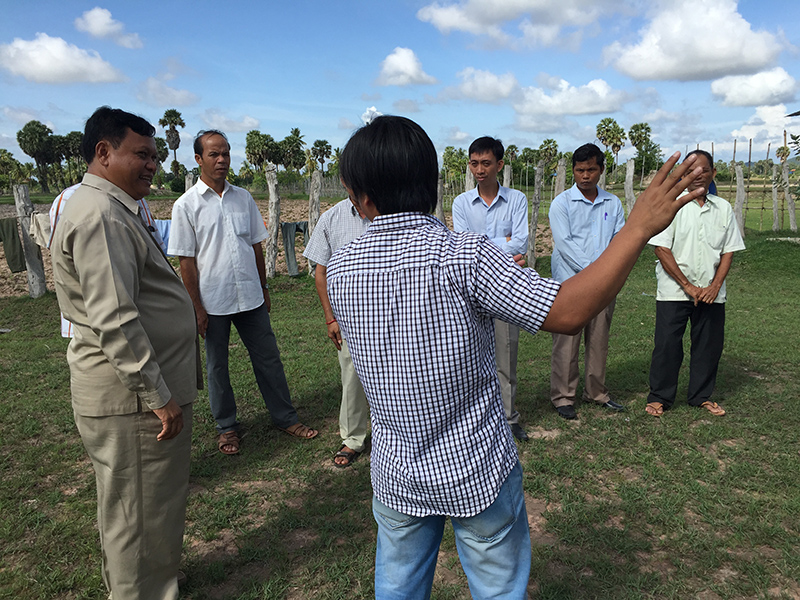 区長さん、校長先生に説明するキムさん