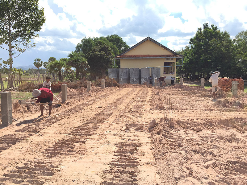 整地とレンガ積み準備