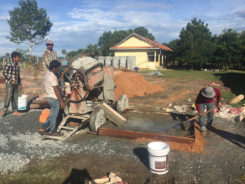 6/4 コンクリートミキサーを使って（セメントづくり機械化）