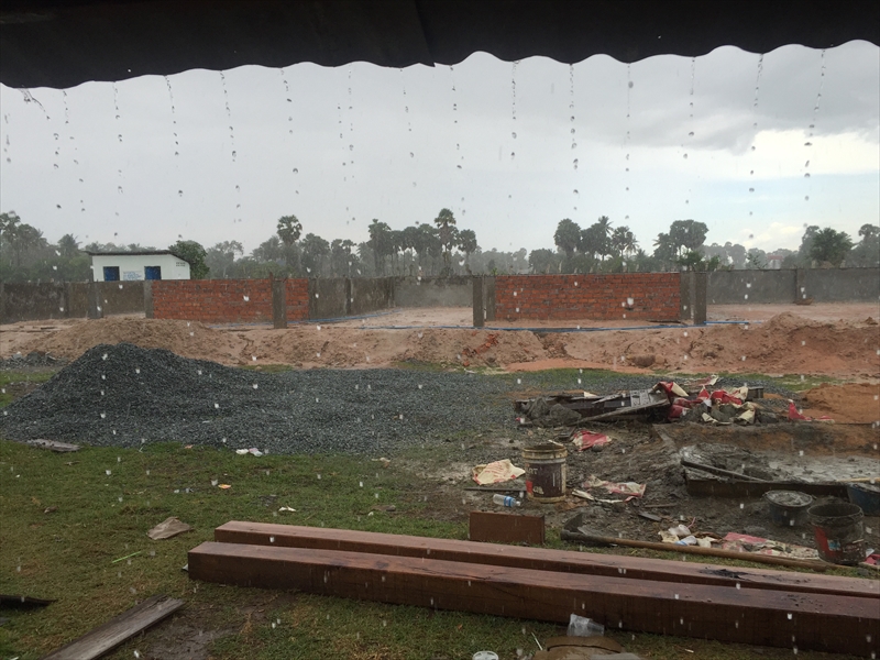雨の中の建設現場