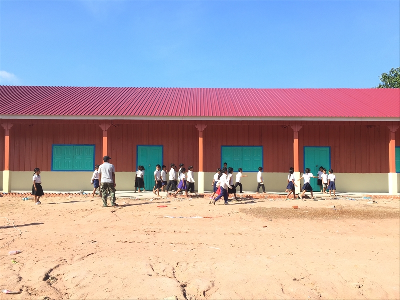 綺麗な校舎と子どもたち