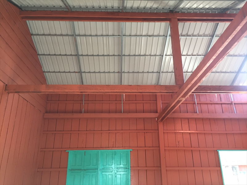 教室内から壁と屋根の接続