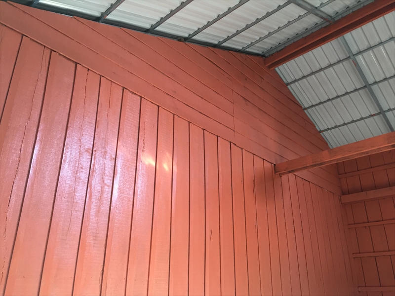 教室内から壁と屋根の接続