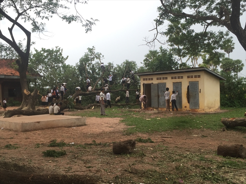 村人が出て整地　後ろはトイレ