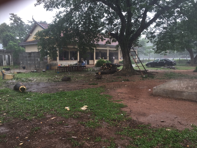 整地　後ろは国が作った校舎