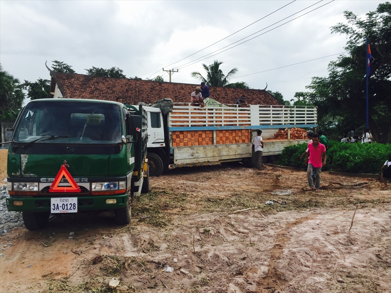 レンガを積んだ大きなトラック