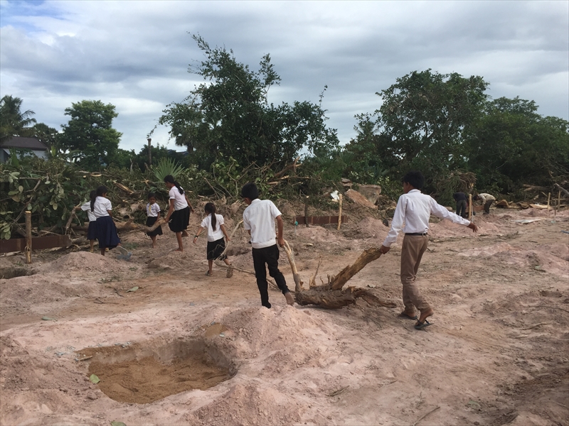 子どもたちも一緒に整地