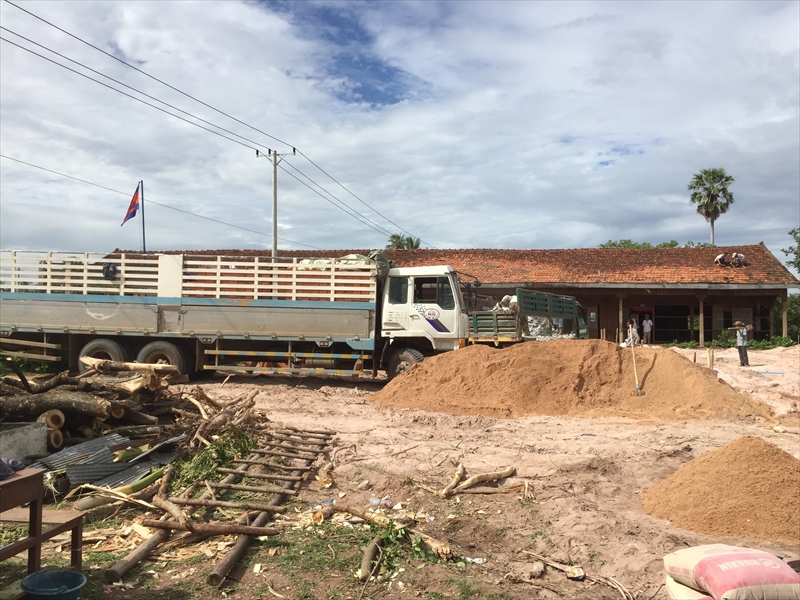 大きなトラックと整地