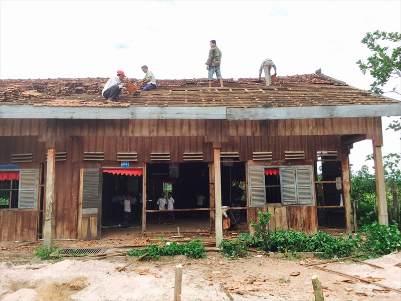 旧校舎取り壊し屋根剥ぎ