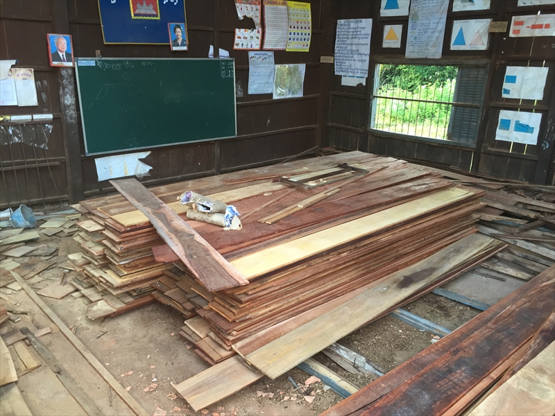 旧校舎教室内資材