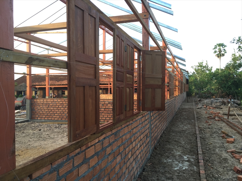 校舎裏側窓全景